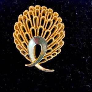 Vintage Trifari, gold tone peacock feather, abstract, brooch/pin